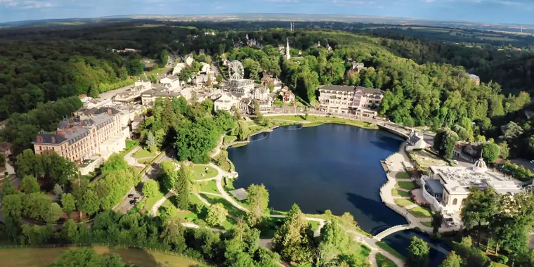 Vue aérienne du lac de Bagnoles-de-l'Orne, où se tient le marché de Noël du Petit Émailleur