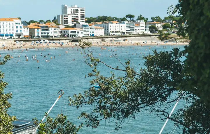 Front de mer de Royan avec ses carrelets, ville du marché de créateurs où expose Le Petit Émailleur